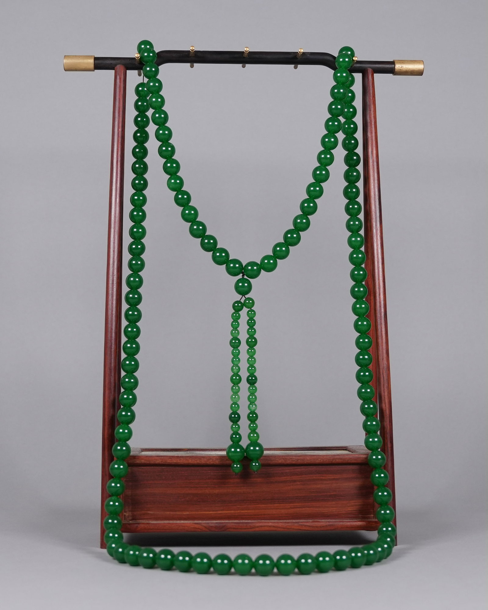 Chinese long apple green beaded necklace: Chinese long apple green beaded fine necklace.