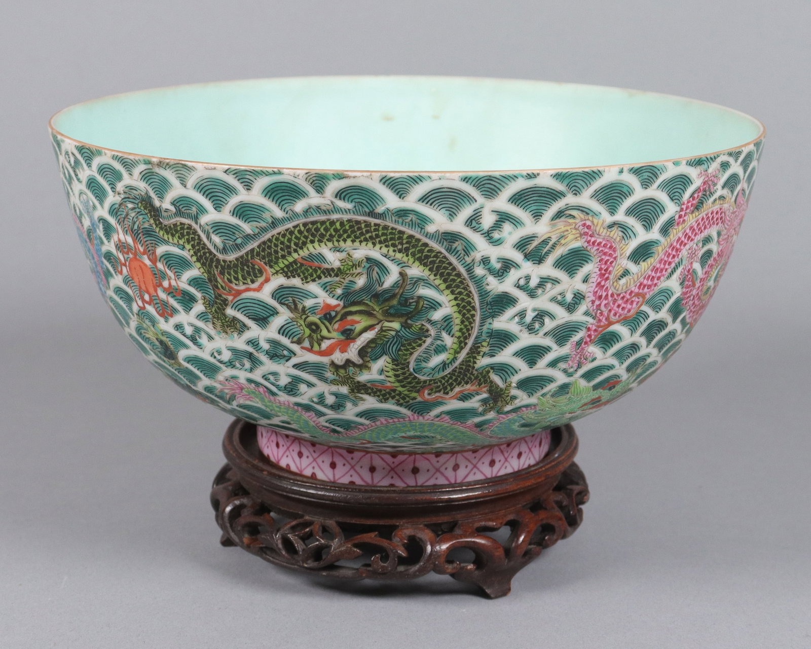 Chinese fine antique dragon bowl: Chinese fine antique dragon bowl. H: 4.15" x W: 8.25."