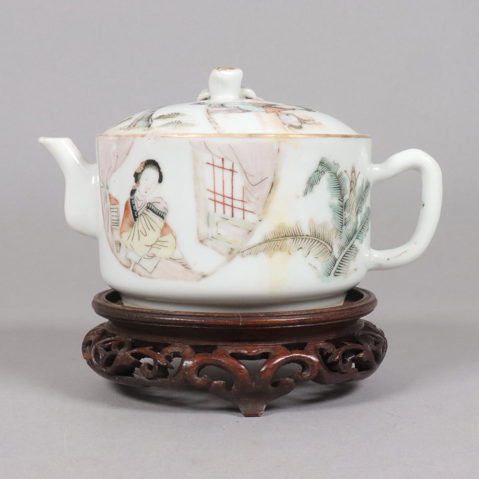 Chinese antique tea pot: Chinese antique tea pot. Lid side has some minor chipped. Condition selling it as is. H: 3.6" x W: 6.5."