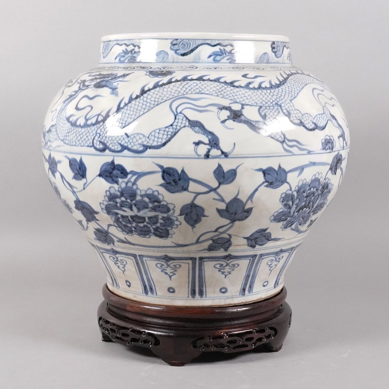 Chinese fine b/w dragon vase: Chinese fine blue and white dragon vase. H: 11.5" x W: 13."