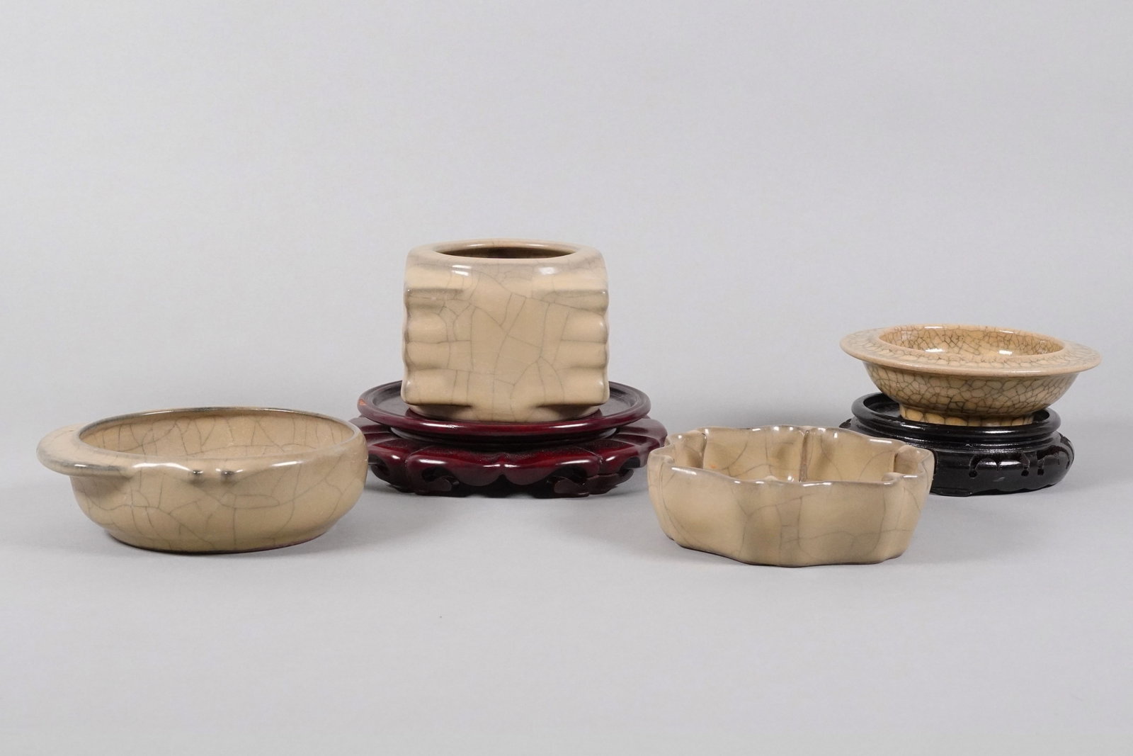 Lots Chinese fine porcelains: Lots Chinese fine porcelains, largest H: 3.5" x W: 4.5."