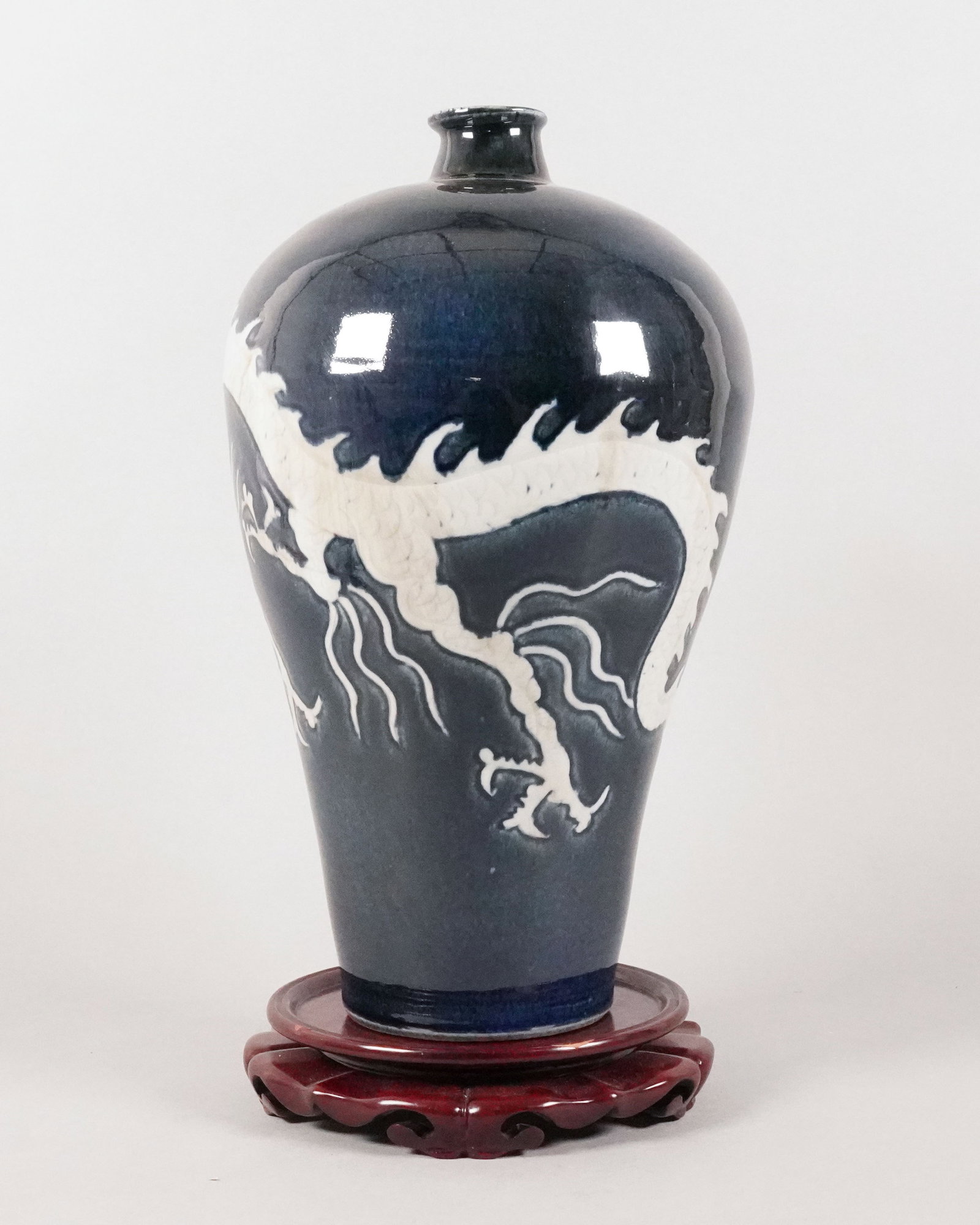 Chinese tall fine dragon vase: Chinese tall fine dragon vase. H: 13.7" x W: 8."