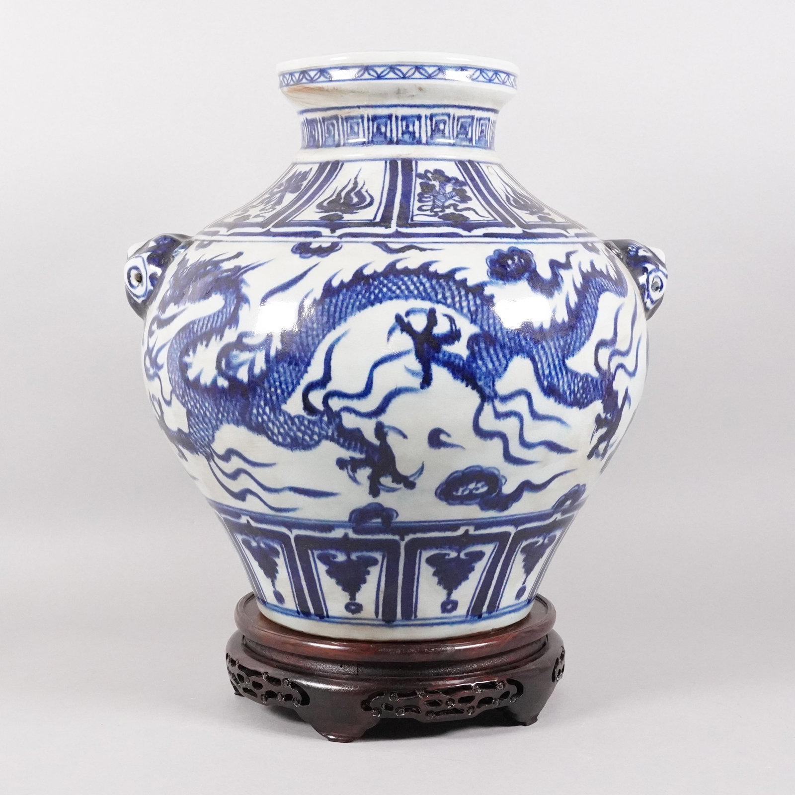Chinese b/w fine dragon jar: Chinese fine blue and white dragon jar. H: 14.25" x W: 13.75."