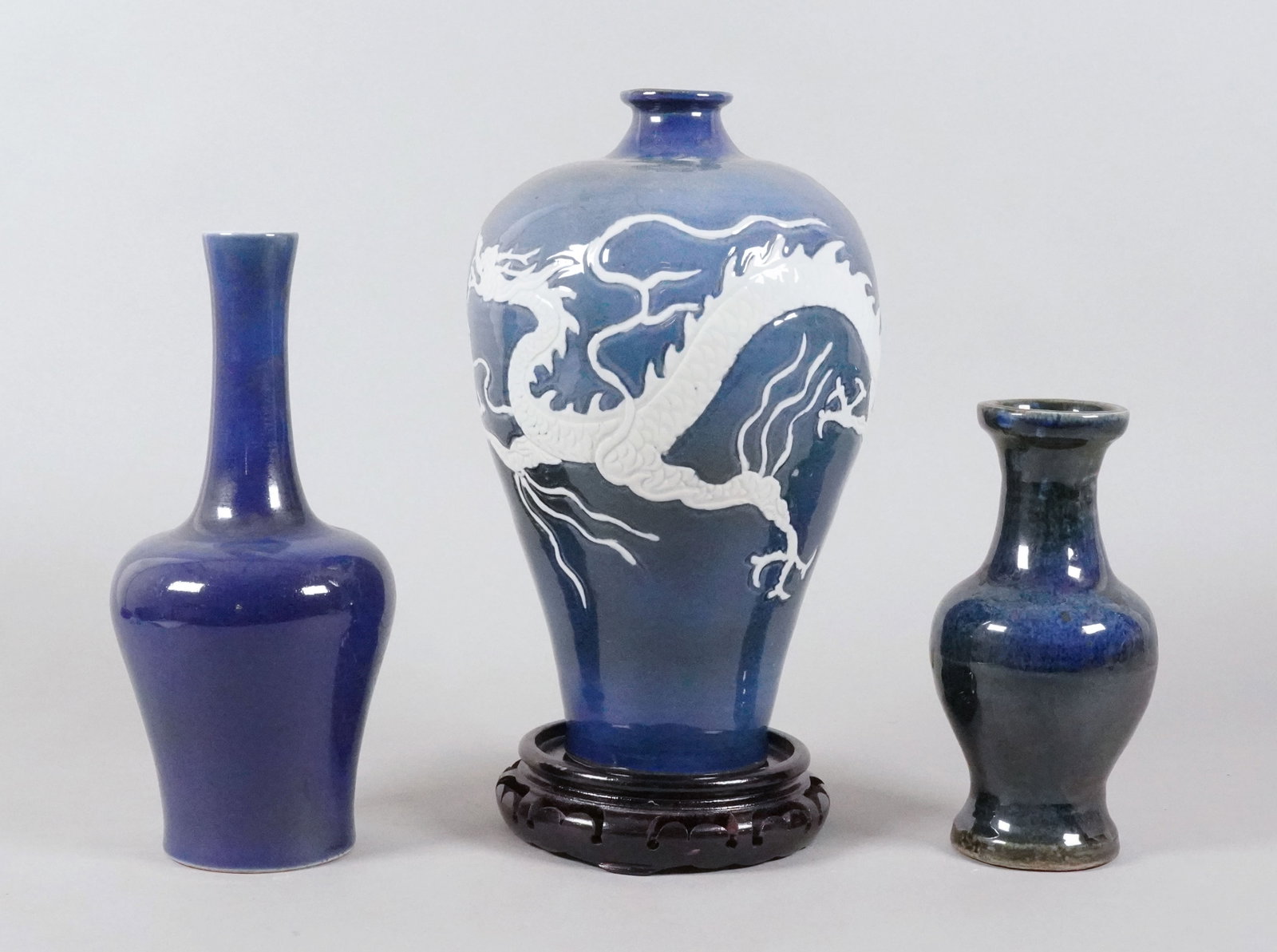 Lots Chinese fine porcelain vase: Lots Chinese fine porcelain vase, largest H: 11" x W: 6."