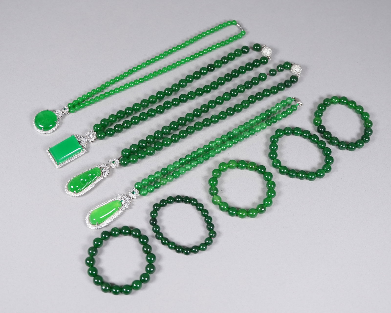 Lots Chinese apple green jewelry: Lots Chinese fine apple green jewelry.
