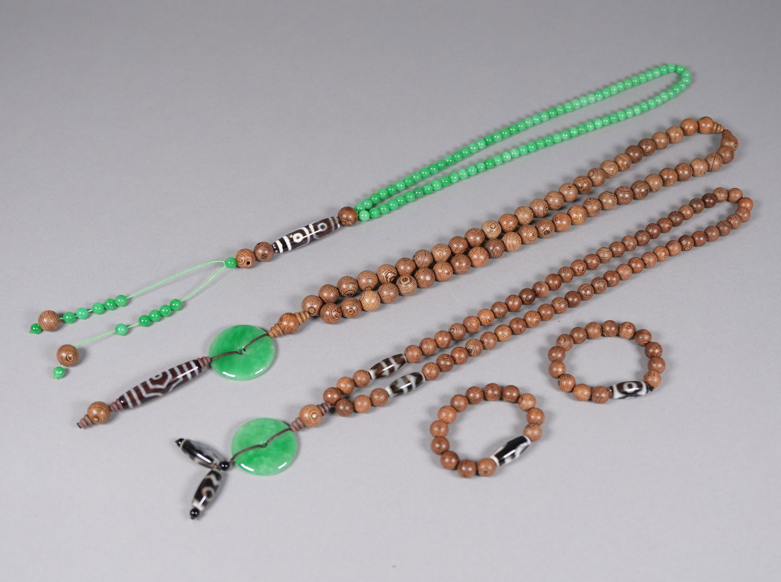 Lots Chinese fine beaded items: Lots Chinese fine beaded items.