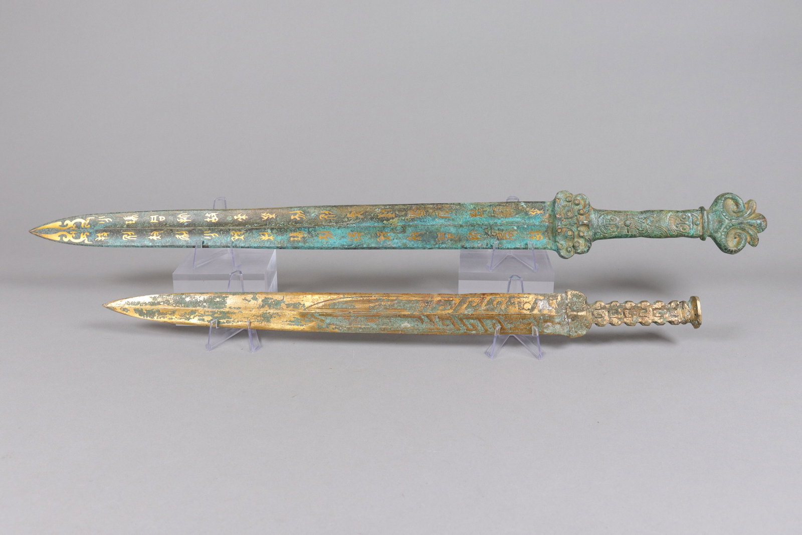 Lots Chinese bronze swords: Lots Chinese fine bronze swords. Longest L: 25" x W: 2.2."