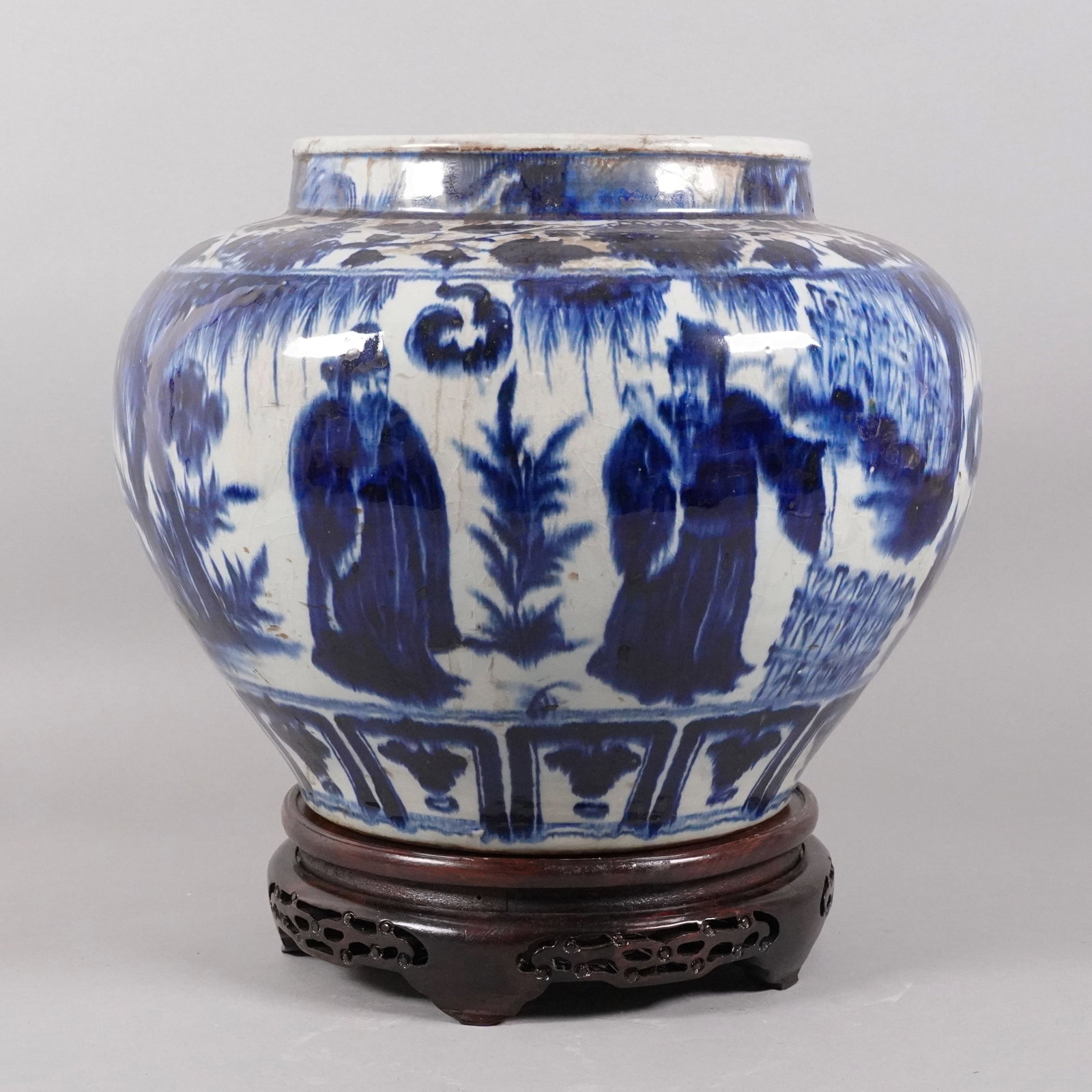 Chinese fine b/w jar: Chinese fine blue and white jar. H: 10.5" x W: 13."