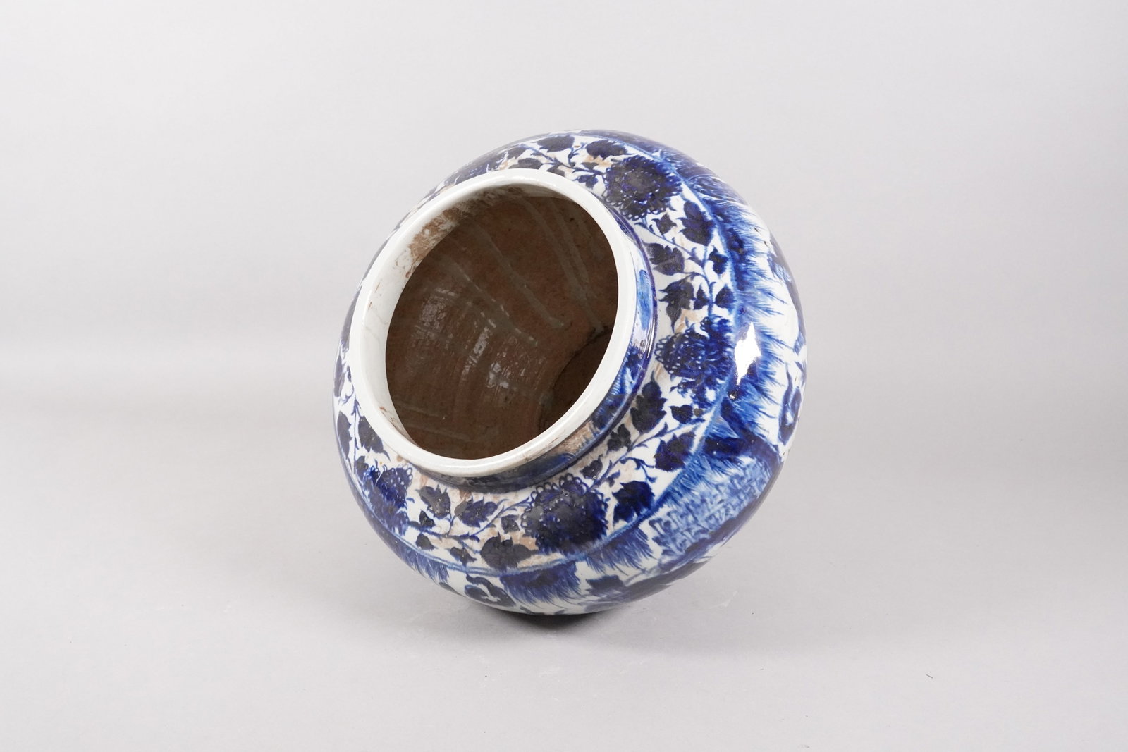 Chinese fine b/w jar - 3