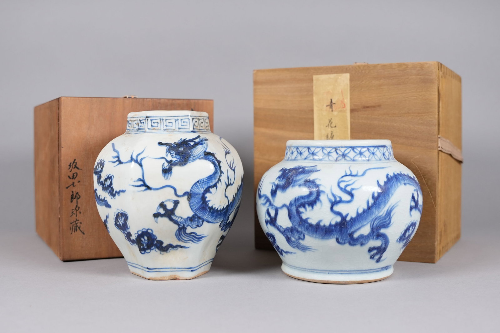 2 Chinese b/w jar with wooden box: 2 Chinese blue and white jar with wooden box. H: 5.2" x W: 6.4."