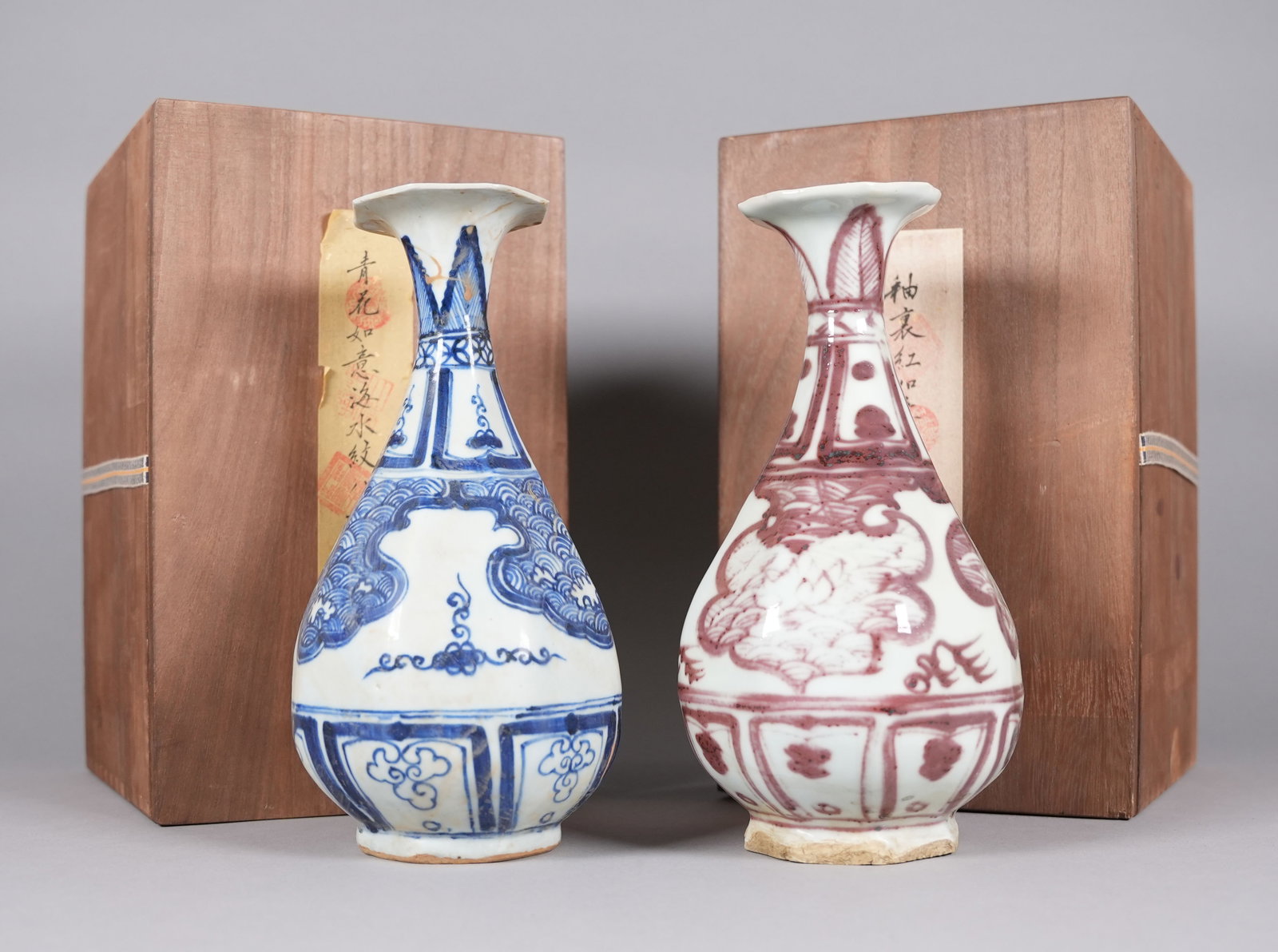 2 Chinese vase with wooden box: 2 Chinese vase with wooden box. H: 10.7" x W: 5."