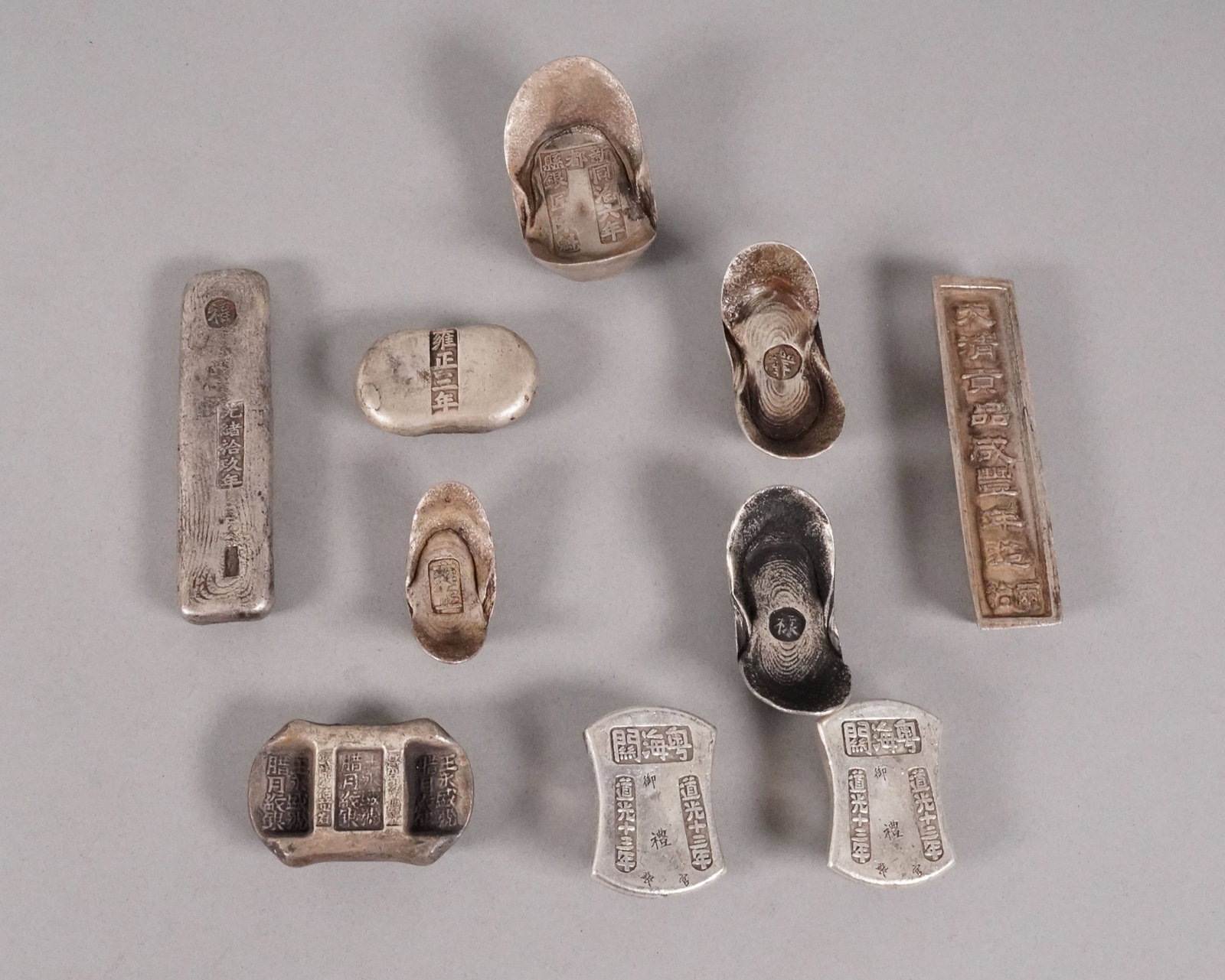 Lots Chinese ingots ungraded: Lots Chinese ingots ungraded. We do not guarantee its material, grading, engraving, and age. All sales are final, no return. Condition selling it as is.