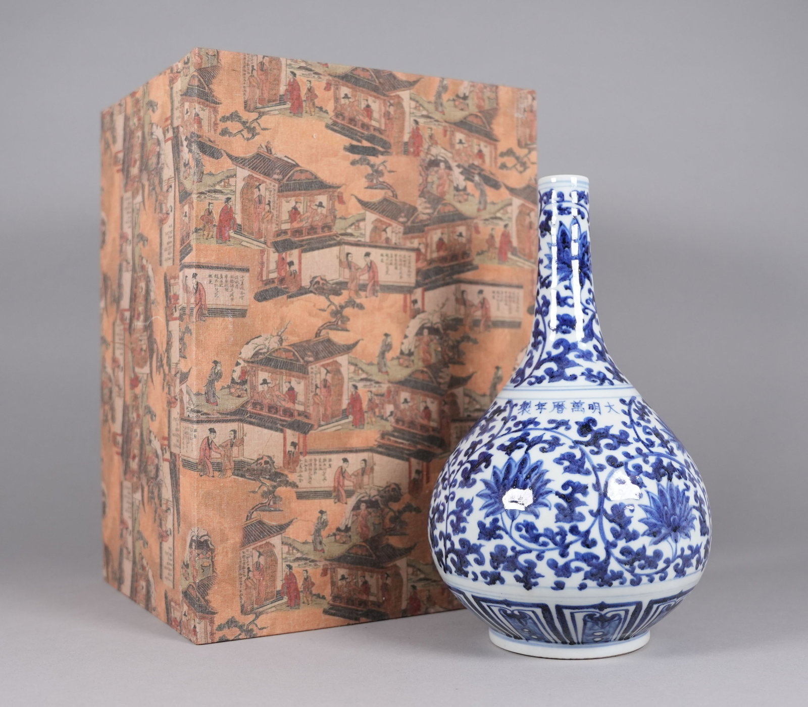 Chinese fine b/w vase: Chinese fine blue and white vase. H: 12.5" x W: 7.5."