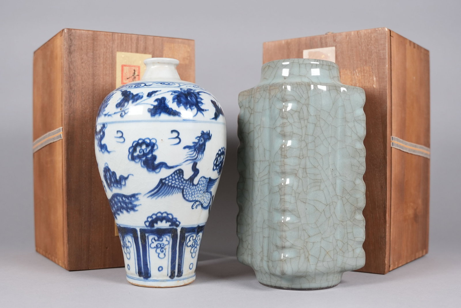 2 Chinese fine vase with wooden box: 2 Chinese fine vase with wooden box. Largest H: 9" x W: 4."