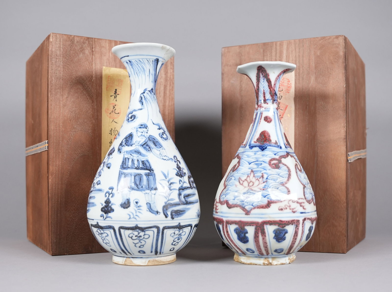 2 Chinese fine vaes with wooden box: 2 Chinese fine vase with wooden box. H: 11" x W: 6."