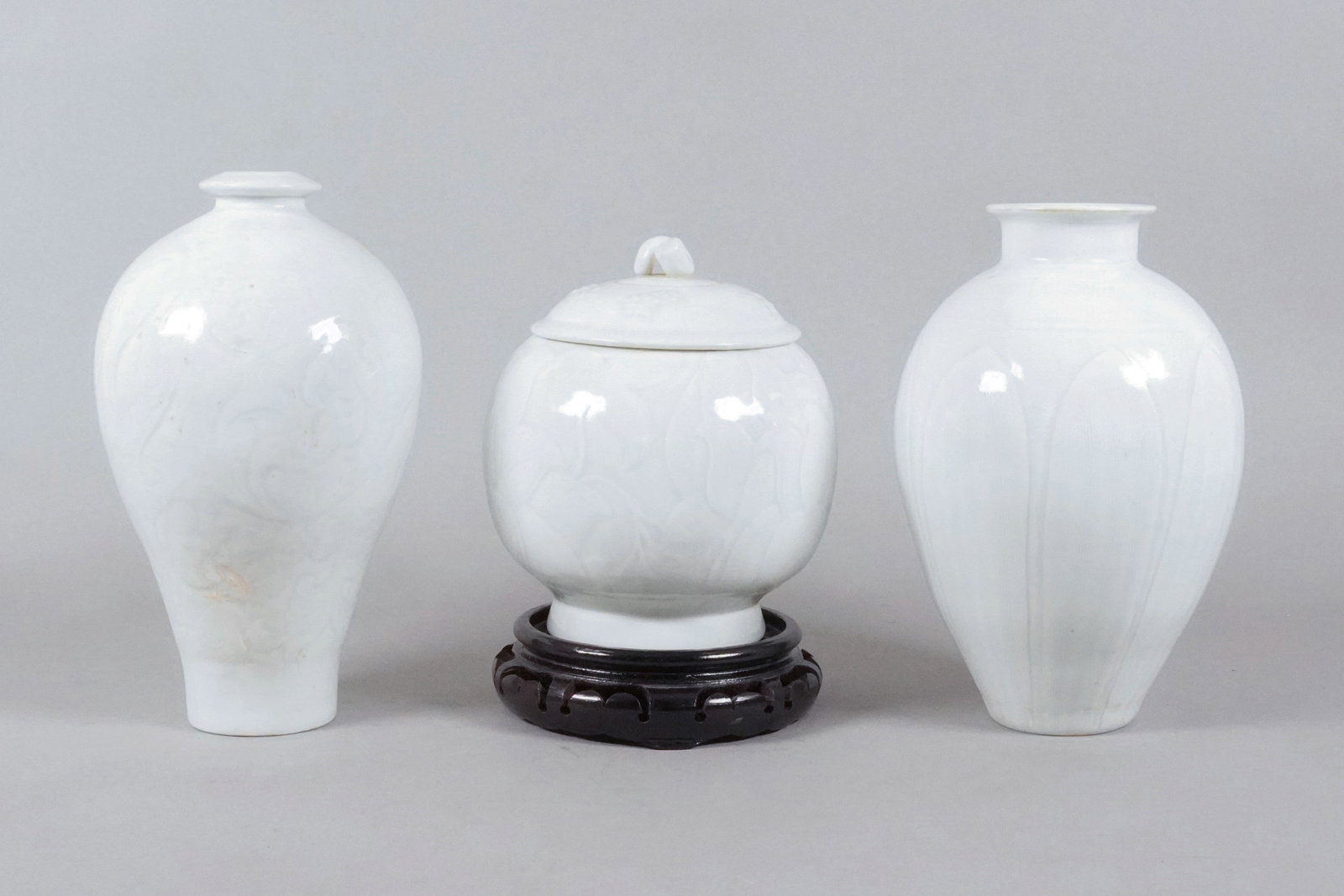 Lots Chinese white vase: Lots Chinese fine white vase, largest H: 7" x W: 5.5."