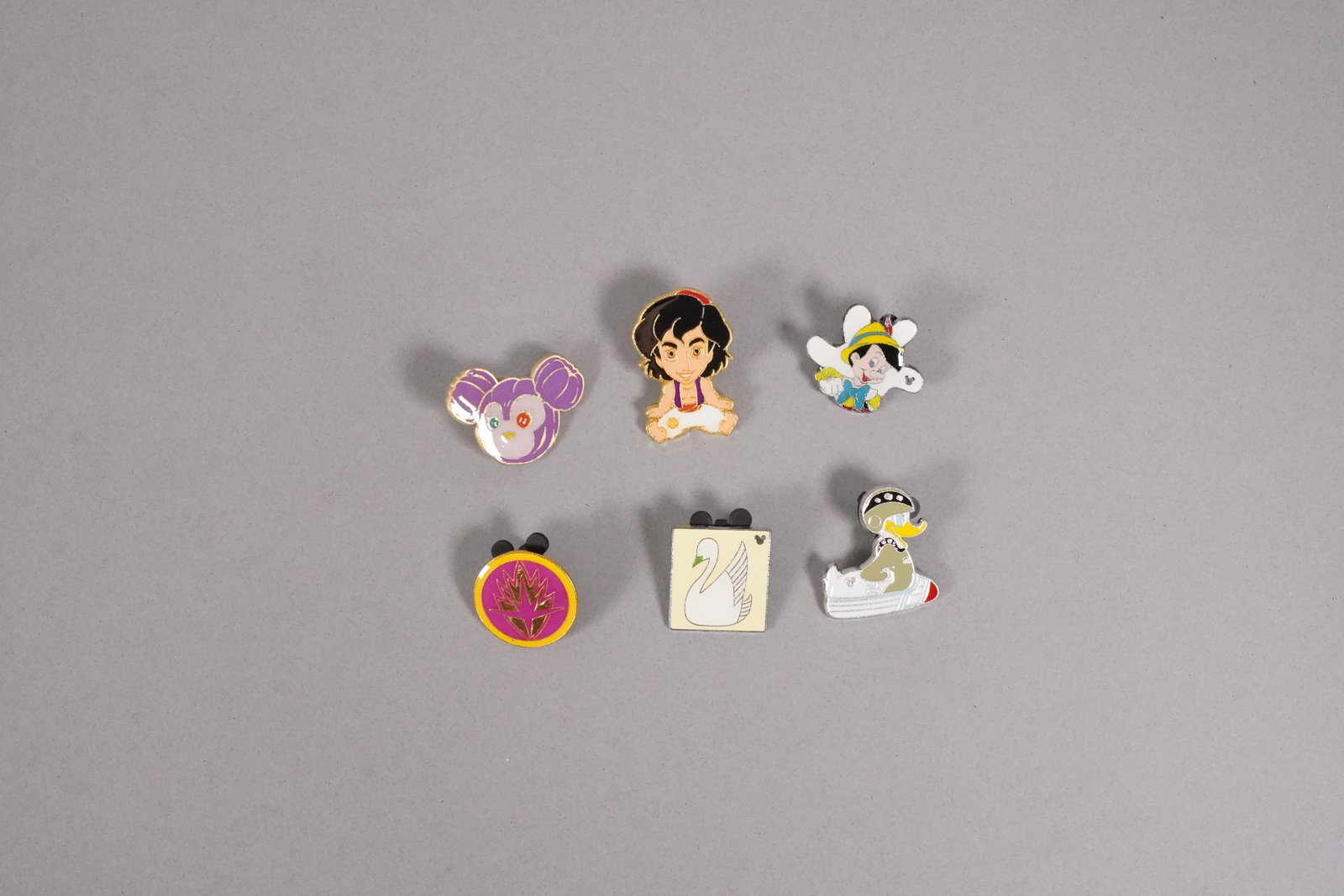 Lots Disney pins - 3