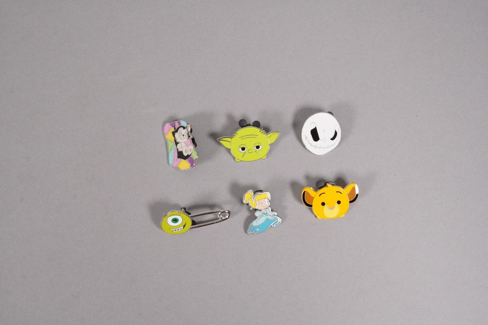 Lots Disney pins - 4
