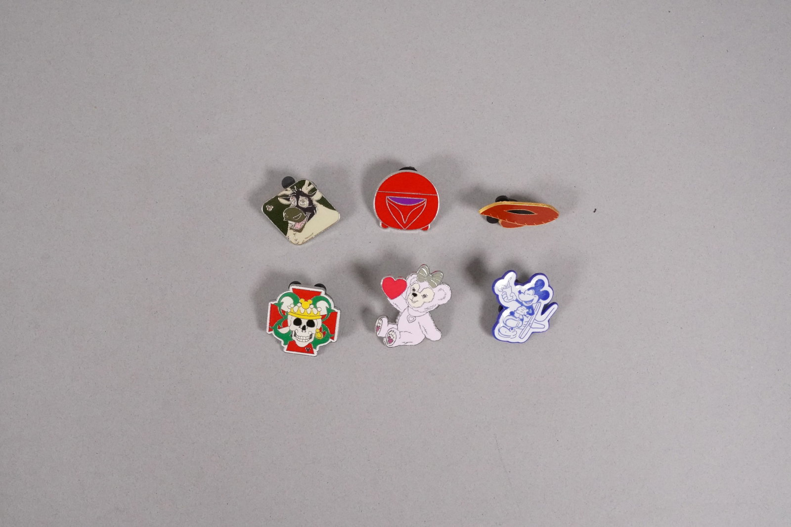 Lots Disney pins - 4