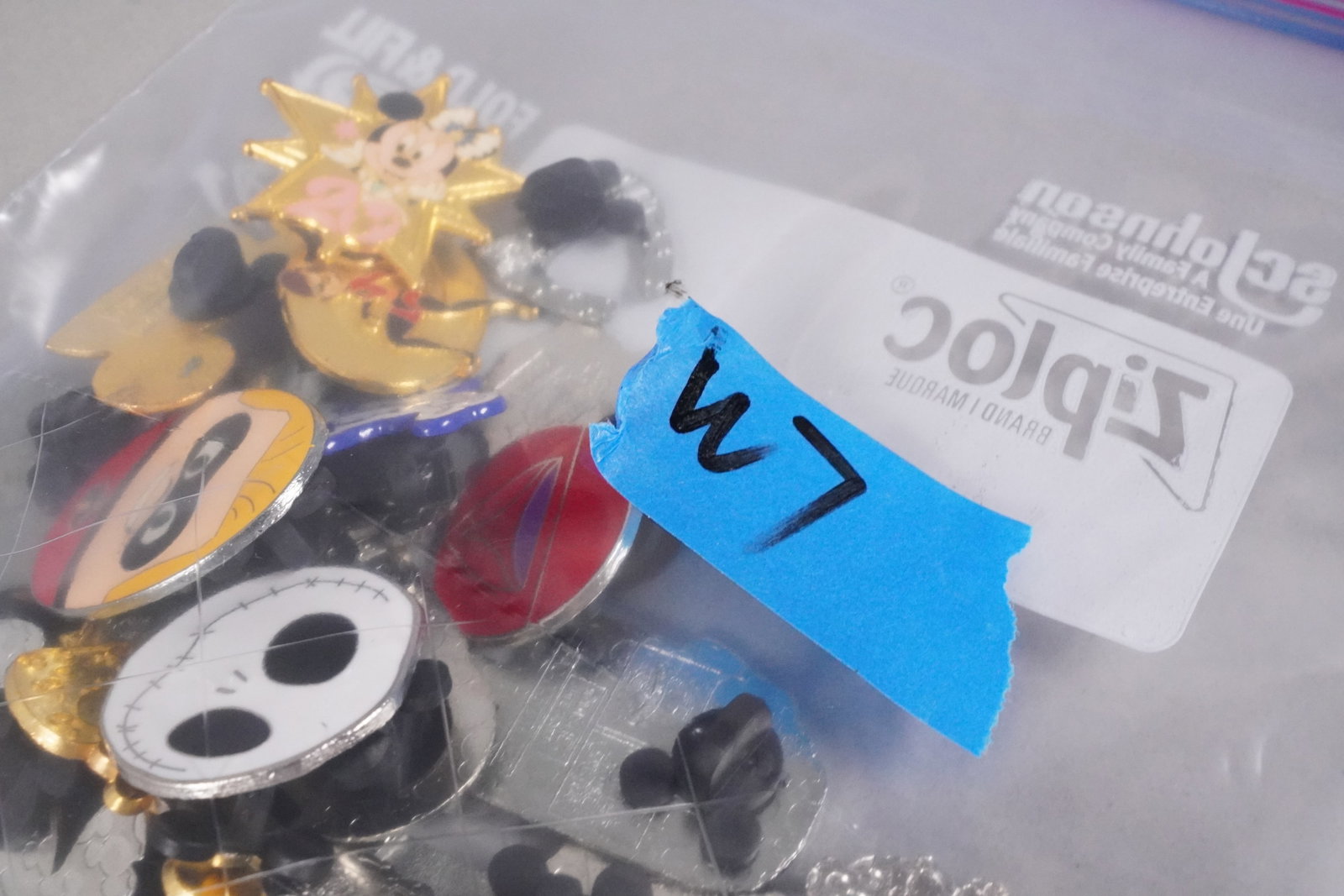 Lots Disney pins - 6