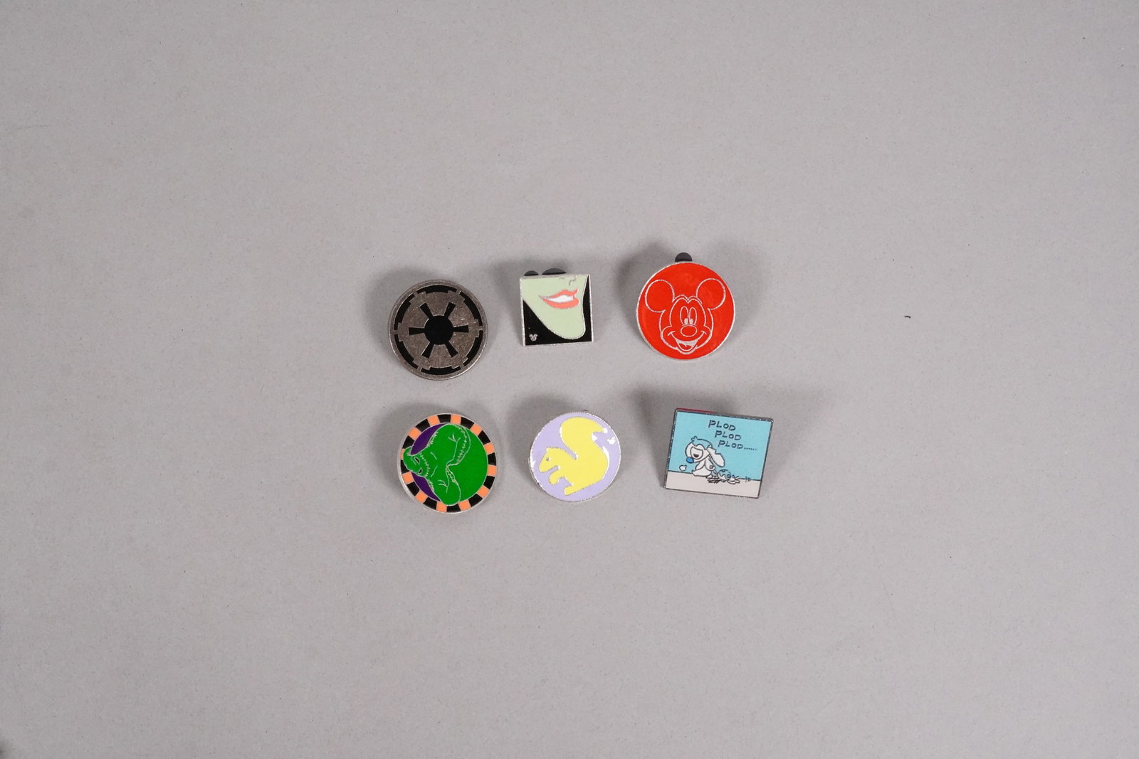 Lots Disney pins - 3