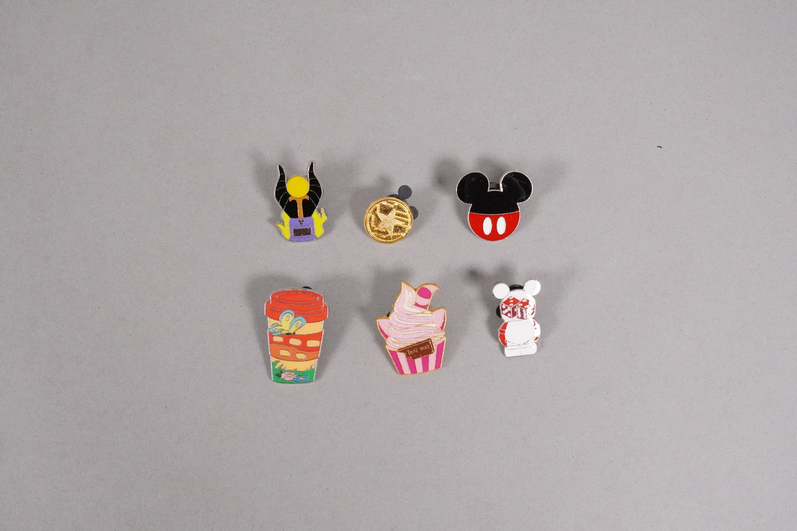 Lots Disney pins - 4