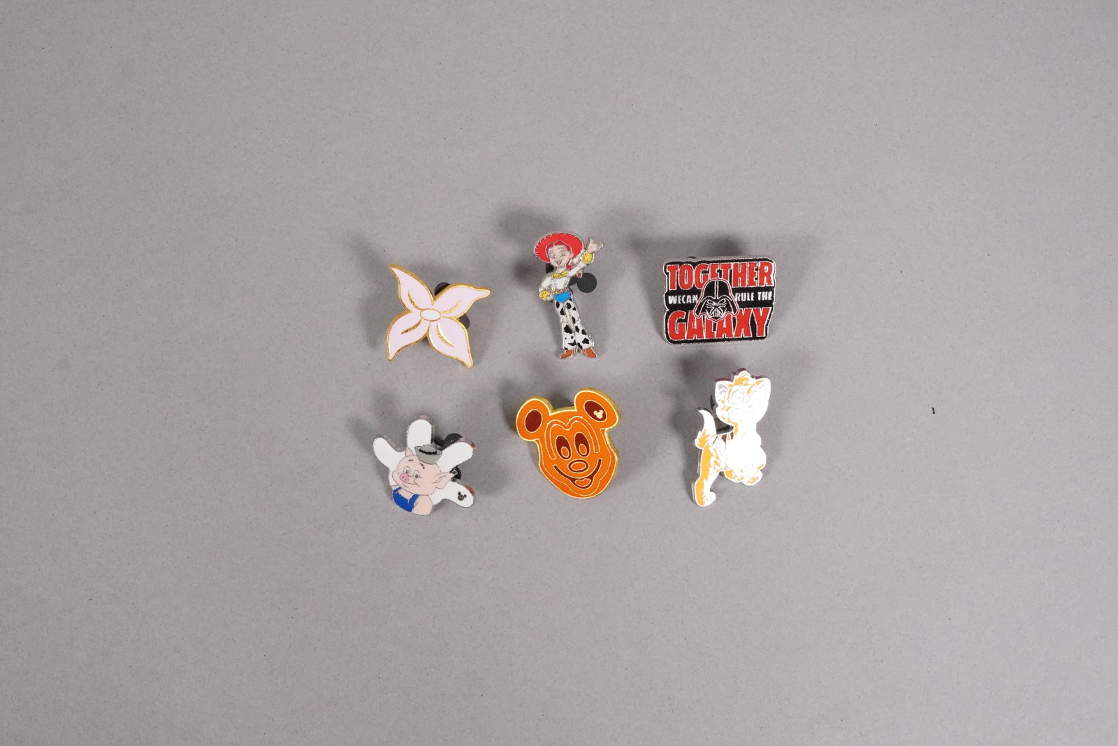 Lots Disney pins - 3
