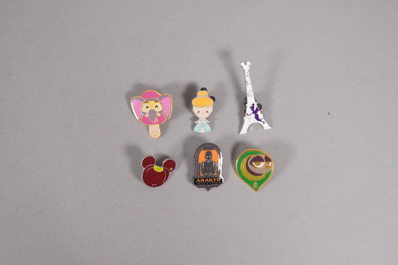 Lots Disney pins - 4