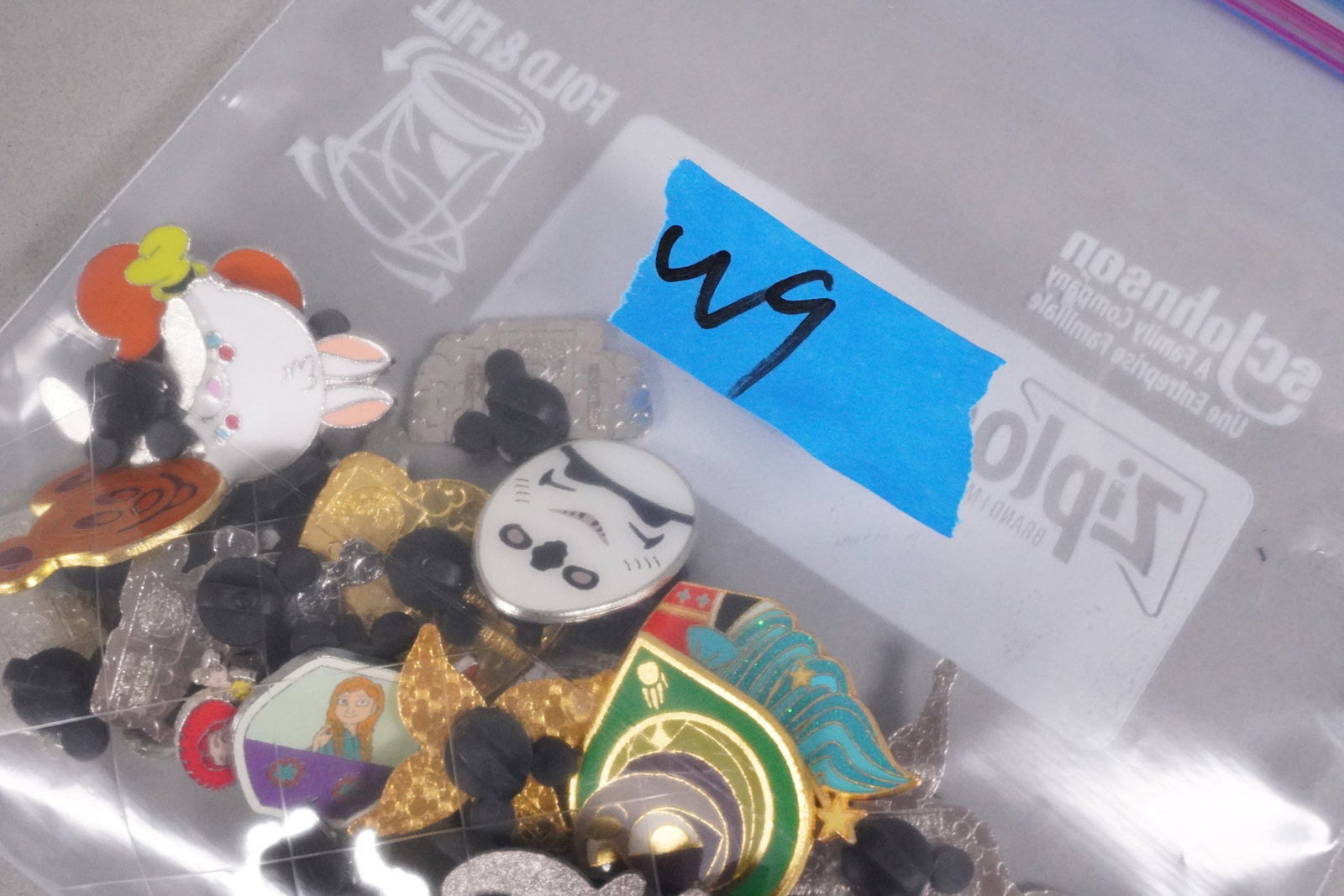 Lots Disney pins - 6