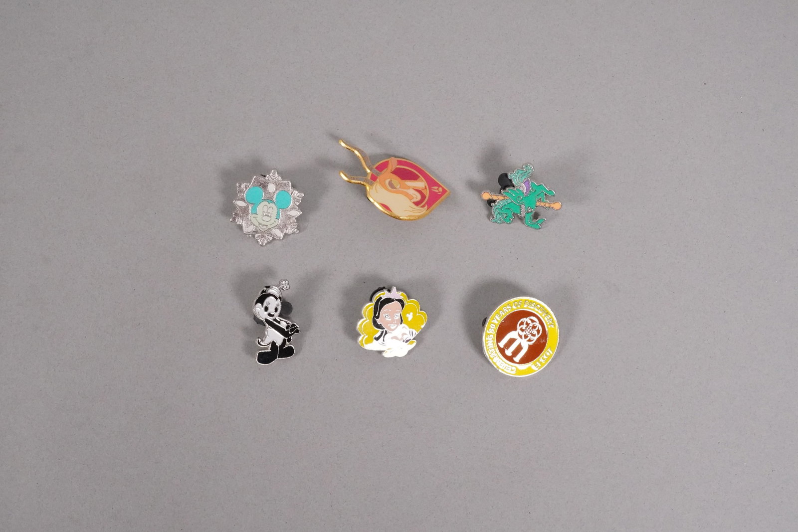 Lots Disney pins - 3