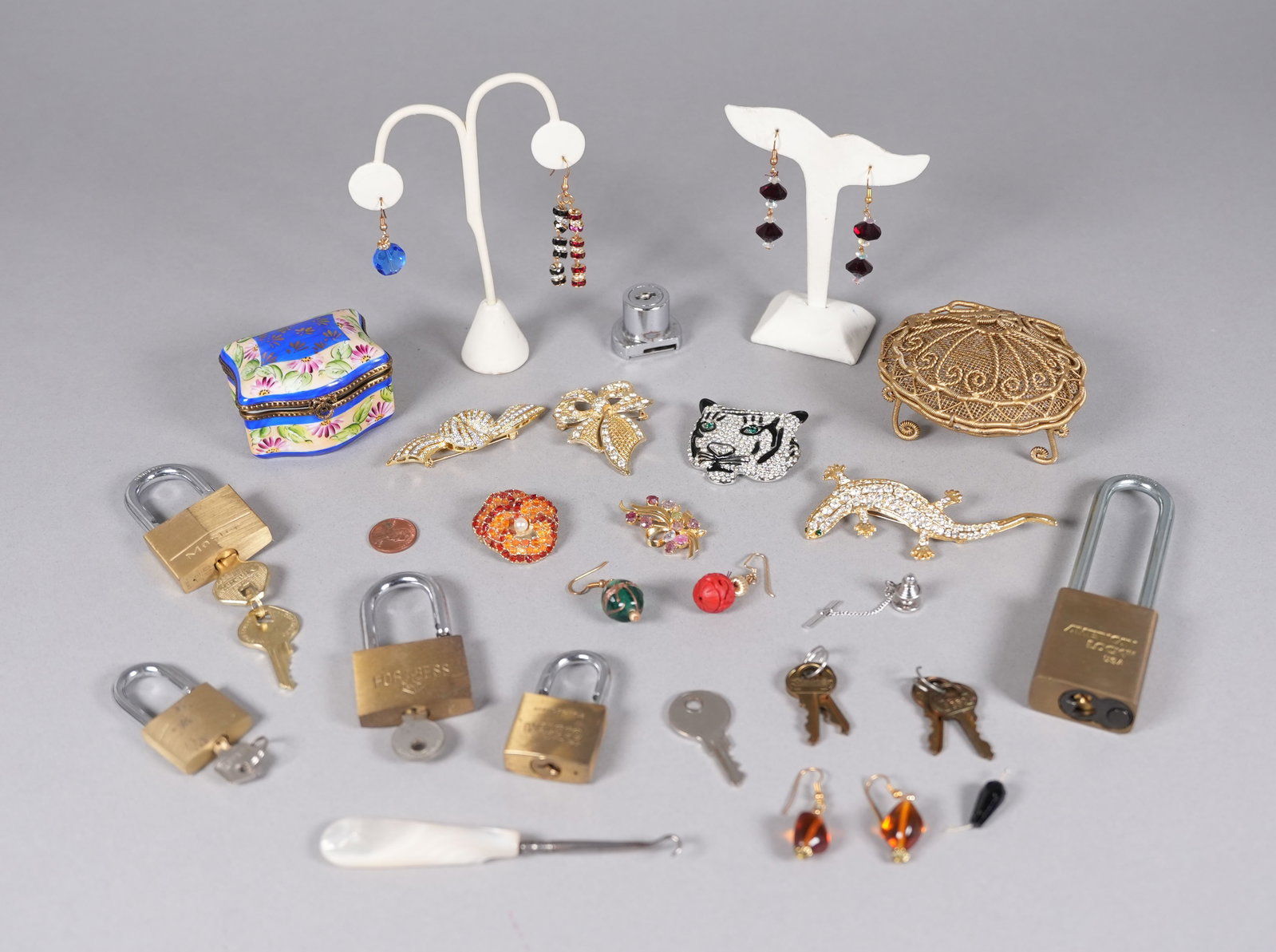 Lots random estate items: Lots random estate items.