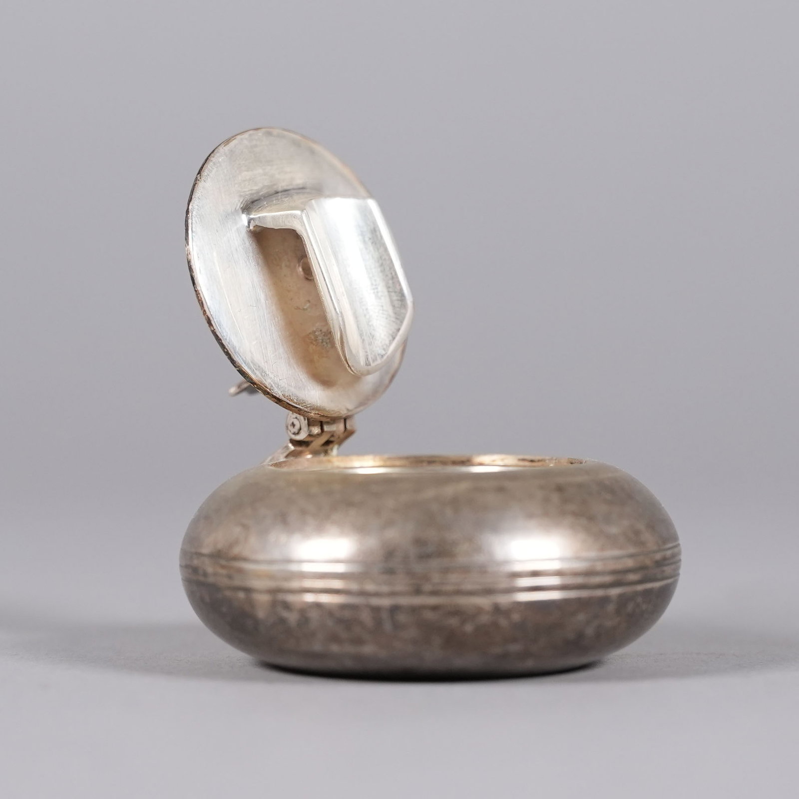 Antique sterling box: Antique sterling fine round box.
