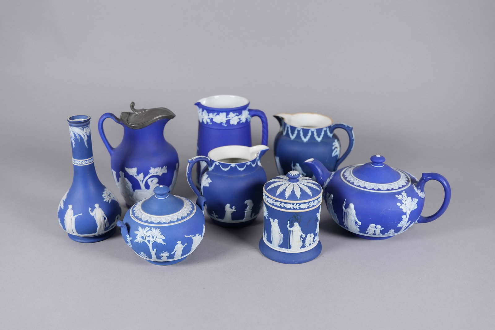 Lots vintage Wedgwood items: Lots vintage Wedgwood items. Largest H: 6.1" x W: 4.2."