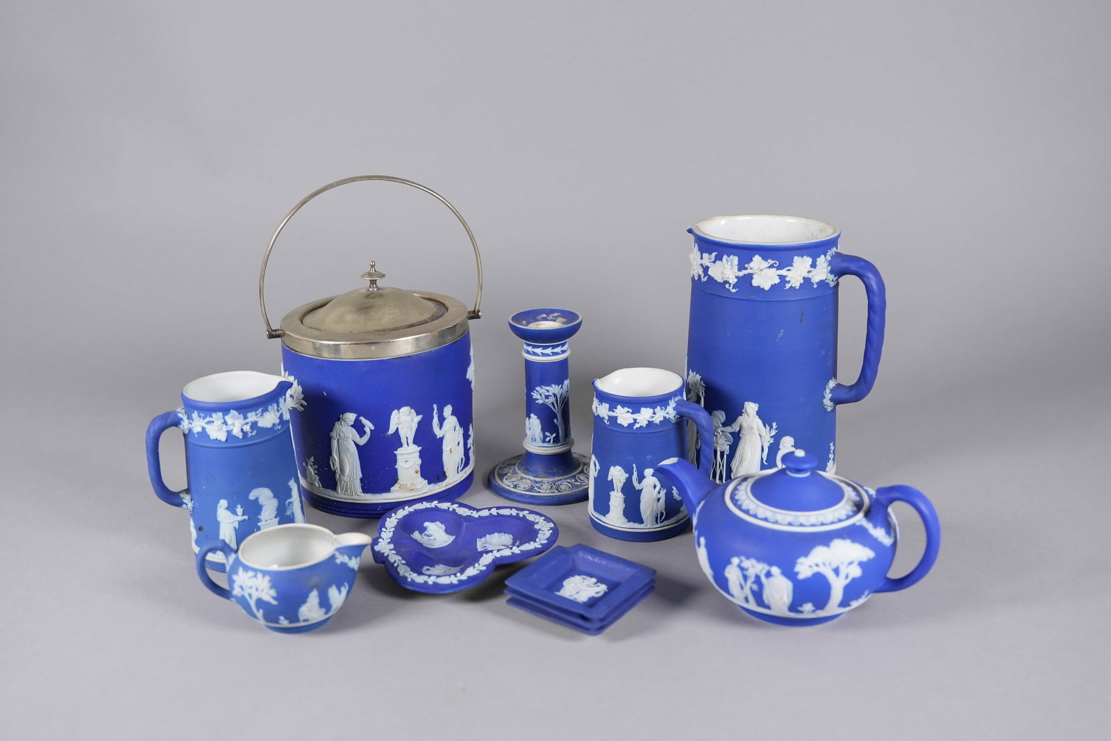 Lots vintage Wedgwood items: Lots vintage Wedgwood items, largest H: 7.3" x W: 4.4."