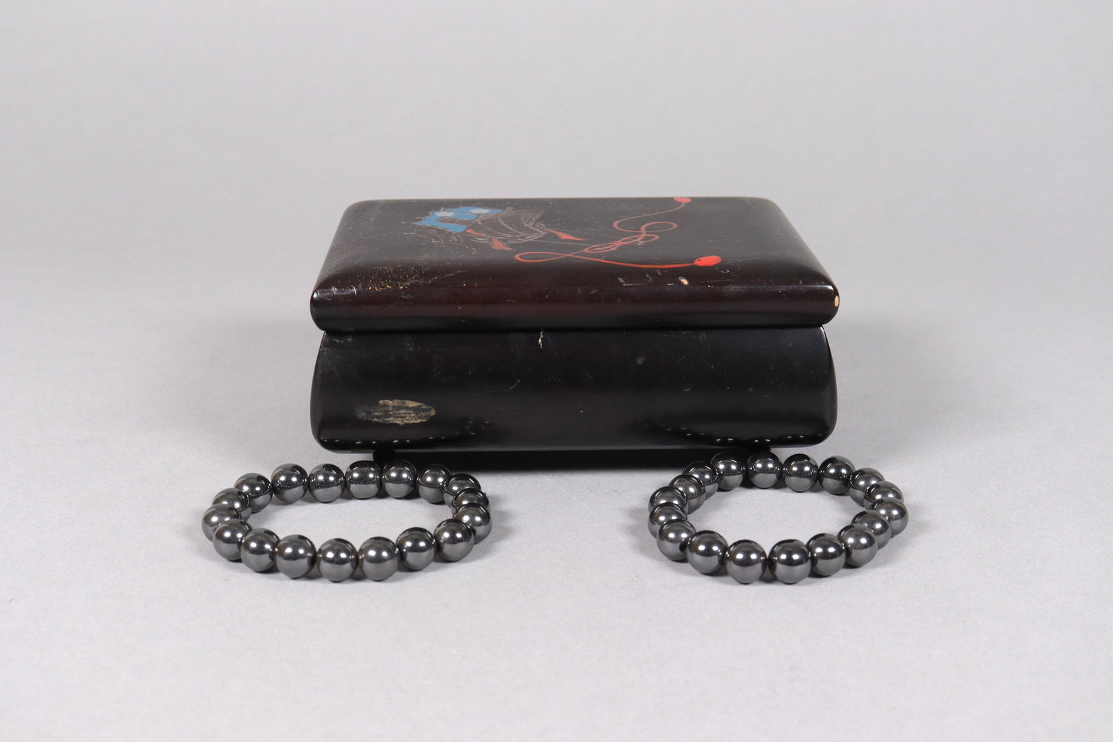 Lots fine beaded items: Lots fine beaded items.