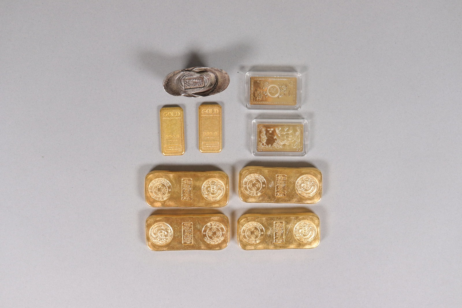Lots Chinese ingots ungraded: Lots Chinese ingots ungraded. We do not guarantee its material, engraving, carvings, weight and age. All sales are final, no return.