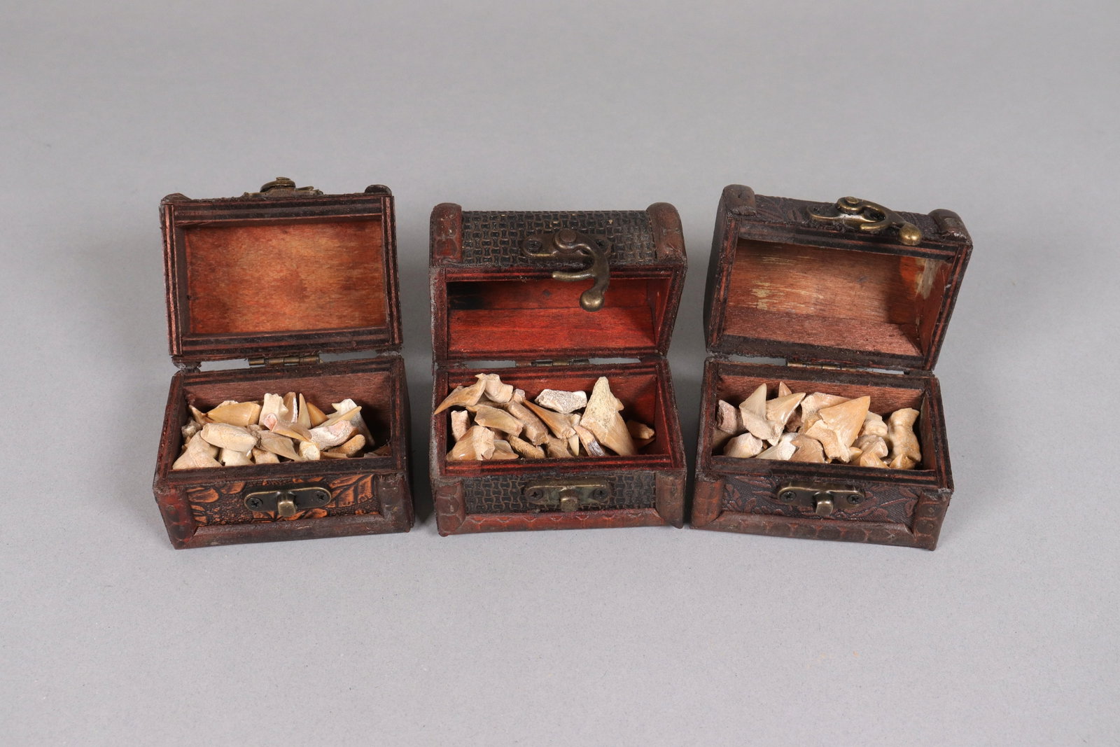 Lots fine tooth in box (1 of 6)
