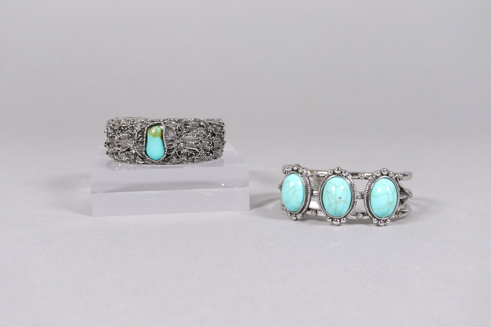 Lots vintage estate bracelets: Lots vintage estate bracelets.