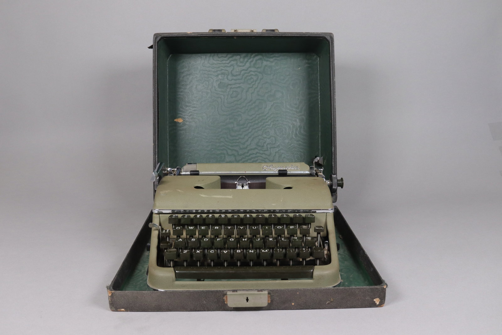 A vintage typewriter (1 of 8)