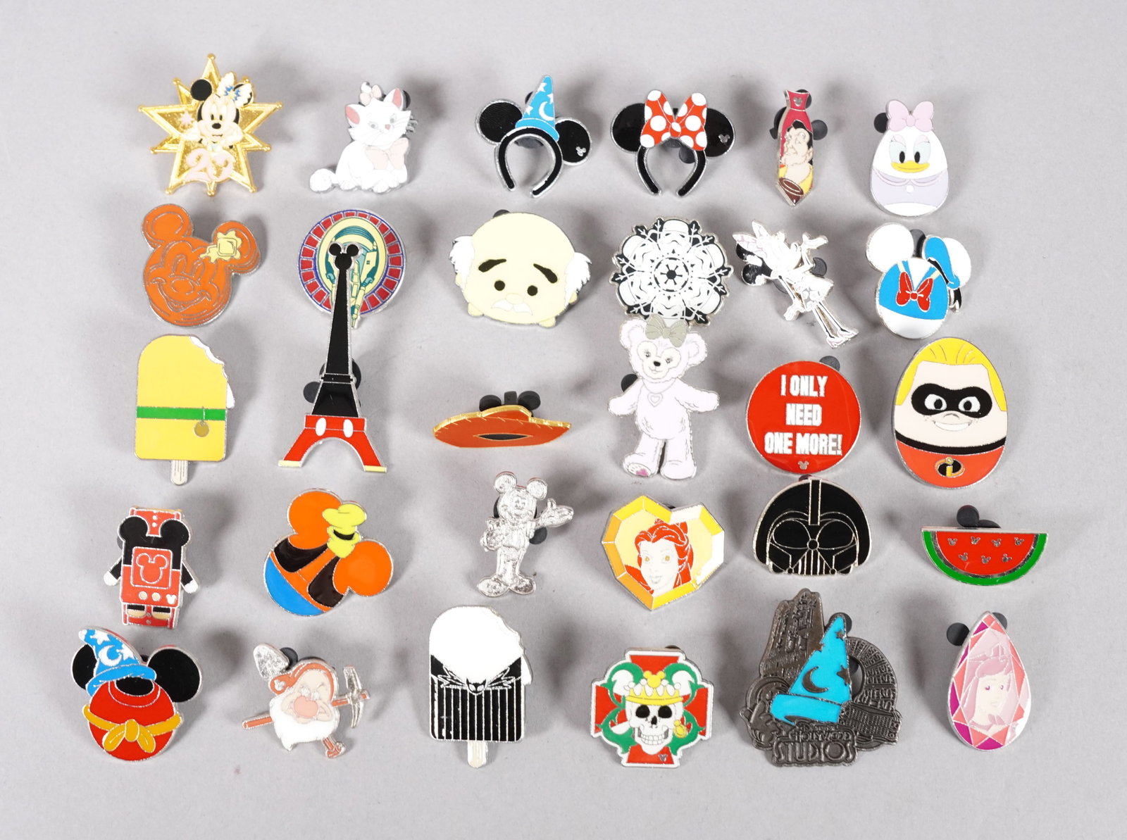 Lots Disney pins (1 of 6)