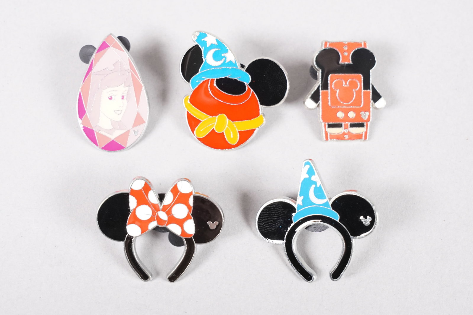 Lots Disney pins - 4