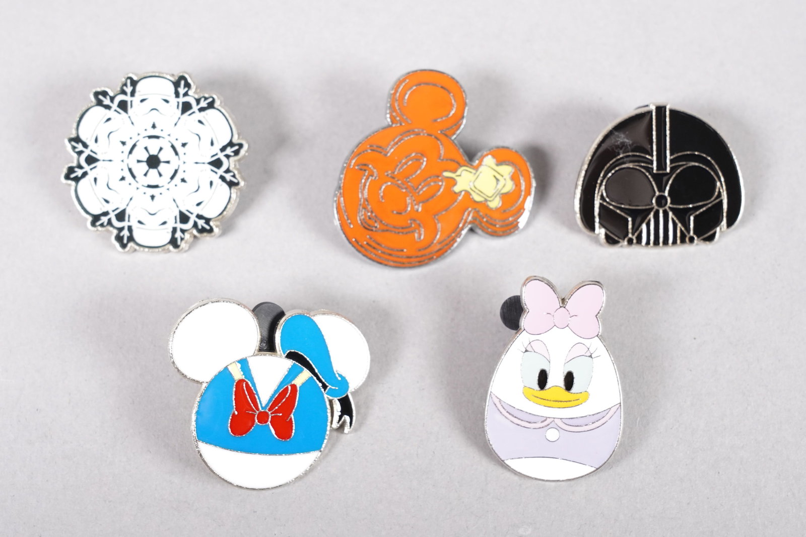 Lots Disney pins - 5