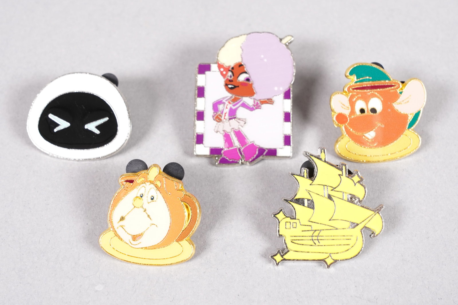 Lots Disney pins - 4