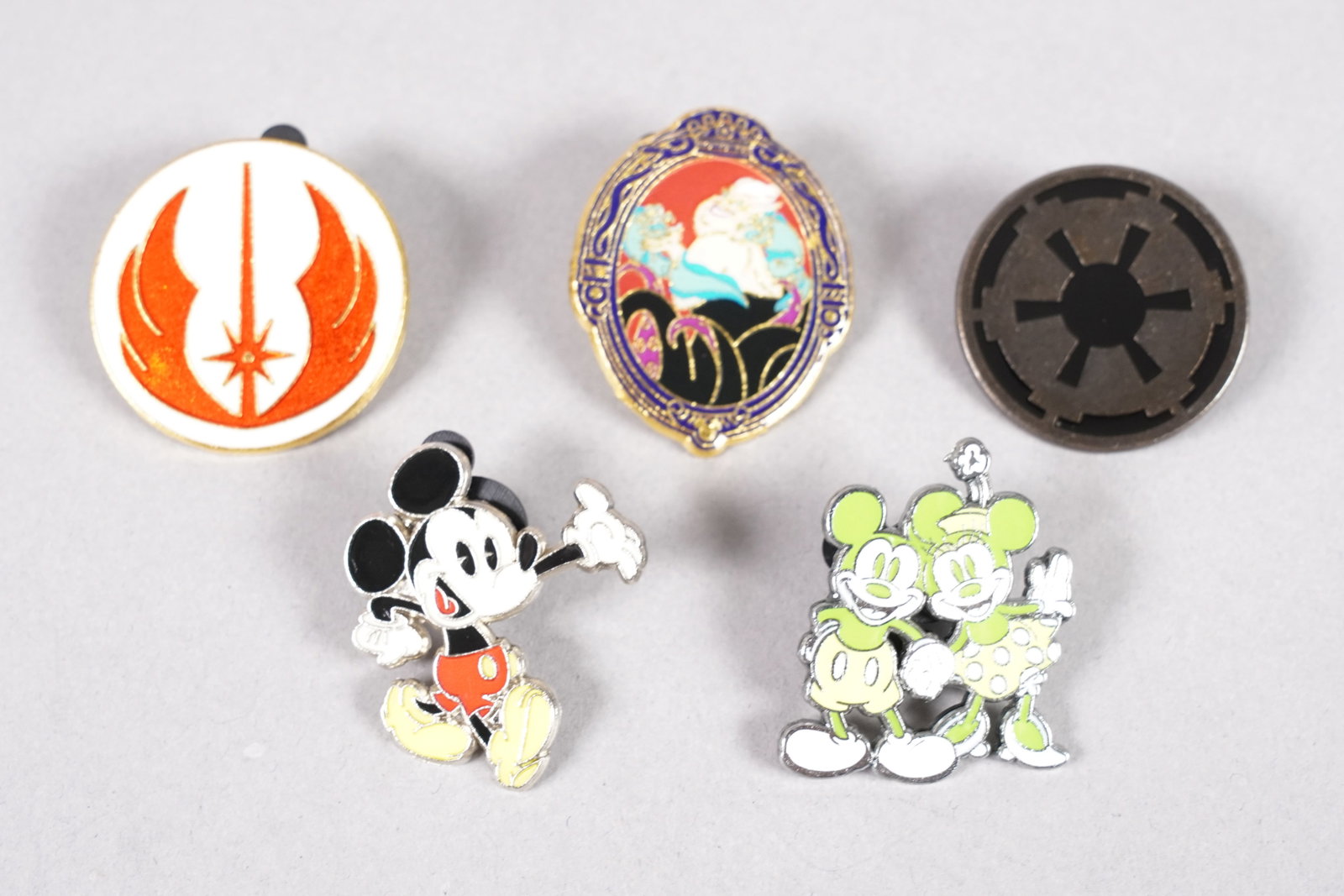 Lots Disney pins - 5