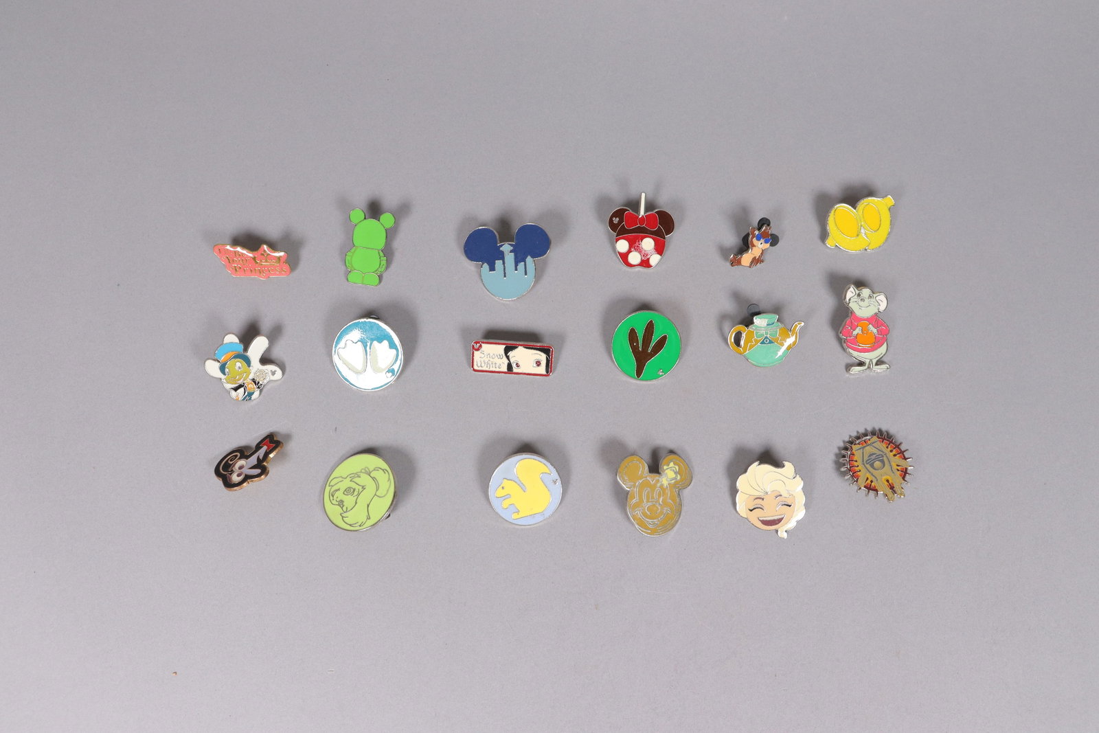 Lots Disney pins - 3