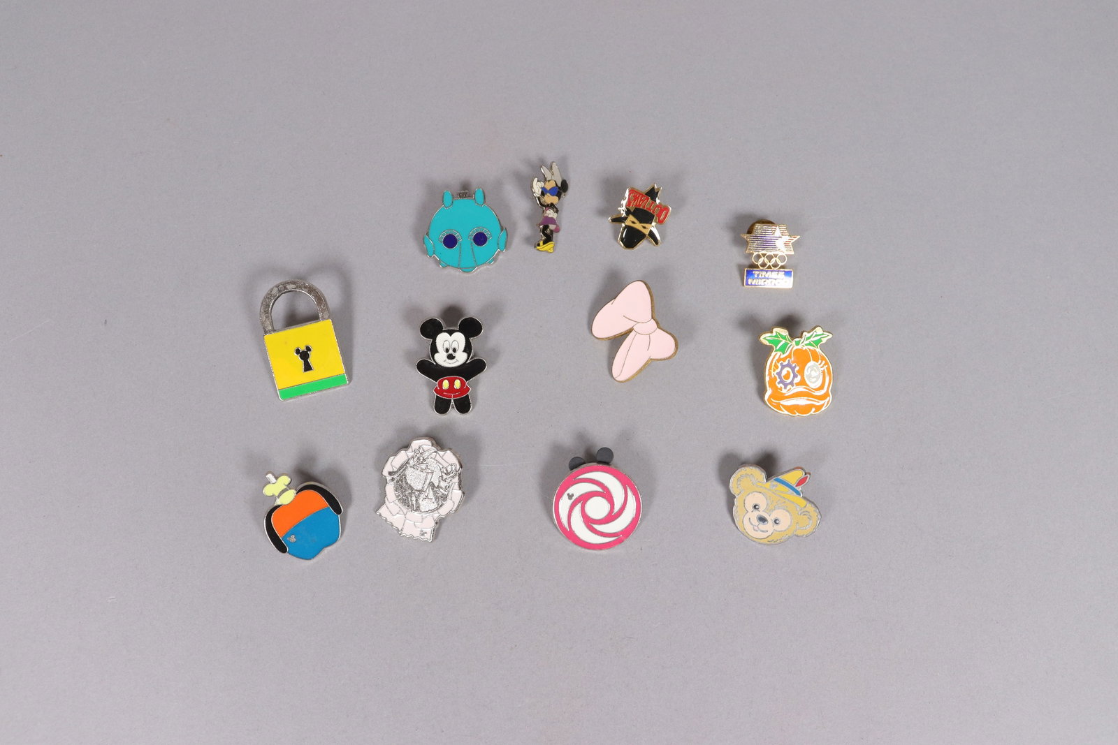 Lots Disney pins - 4