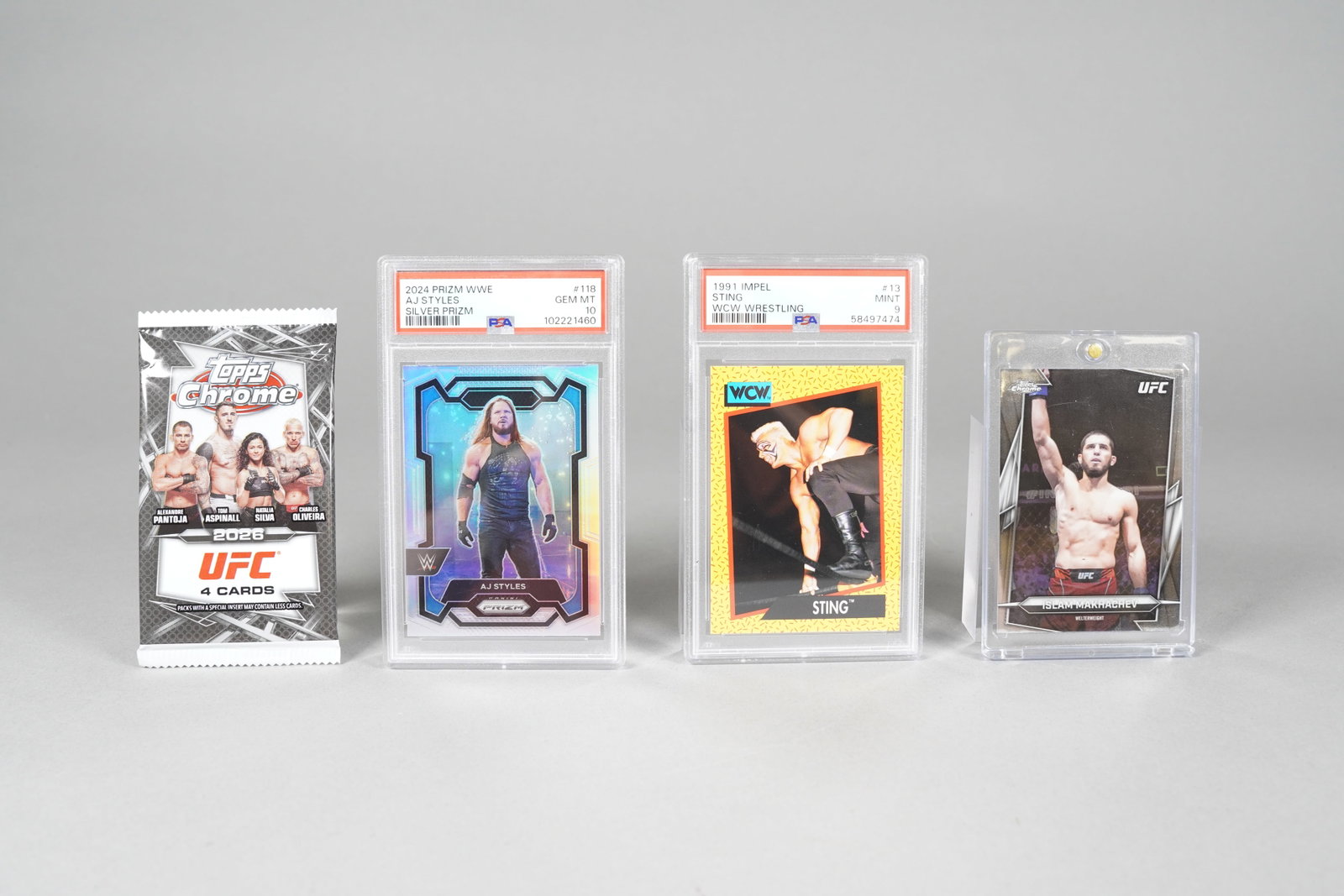 Lots WWE and UFC cards: Lots WWE and UFC cards, some are graded.