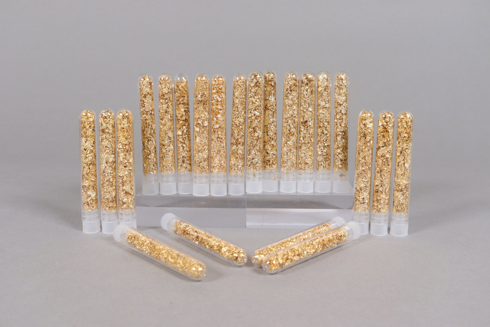 Lots gold flakes ungraded: Lots gold flakes ungraded. We do not guarantee its material, age and grading. All sales are final, no return. Condition selling it as is.