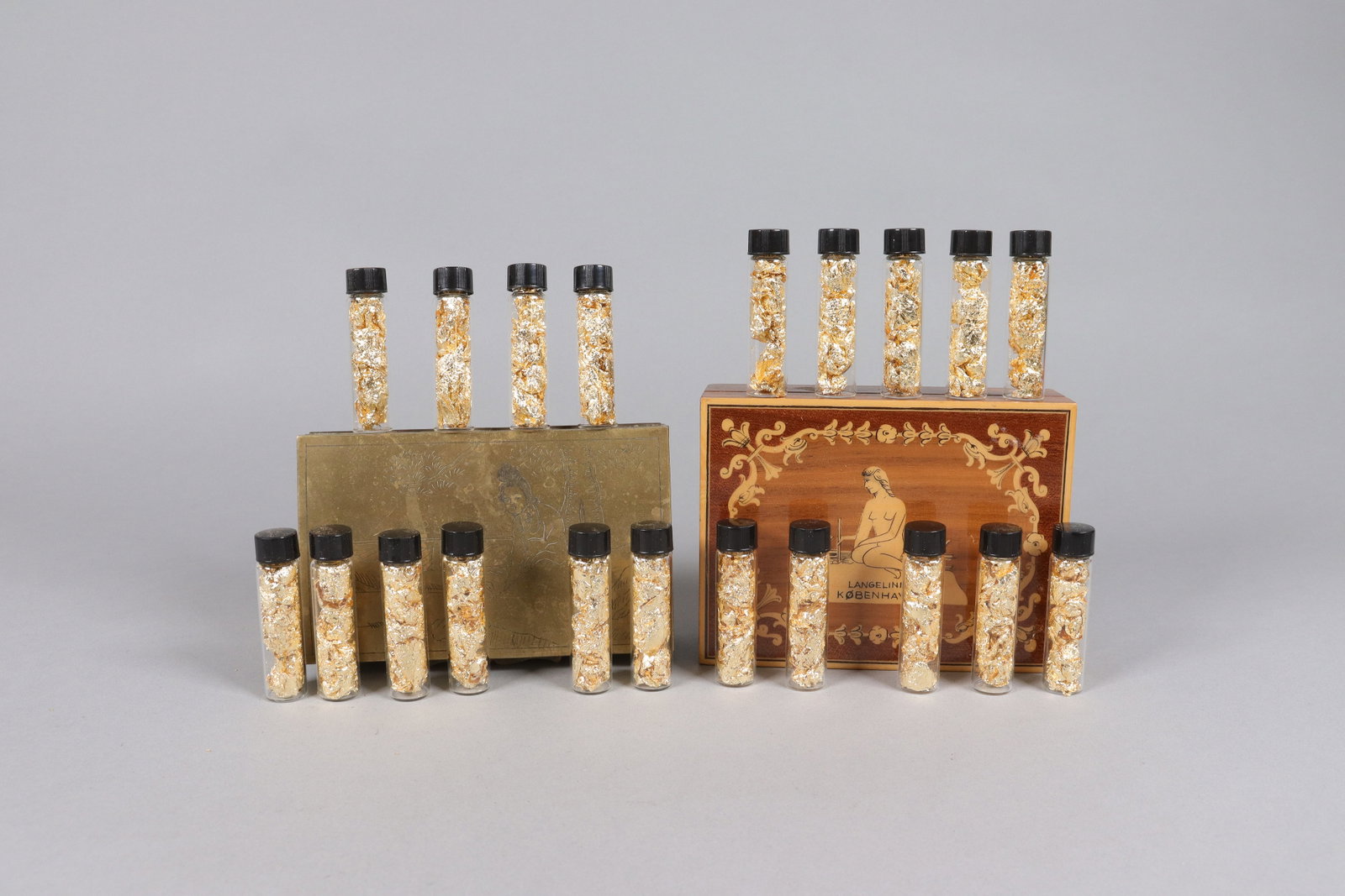 Lots gold flakes ungraded: Lots gold flakes ungraded. We do not guarantee its material, age and grading. All sales are final, no return. Condition selling it as is.