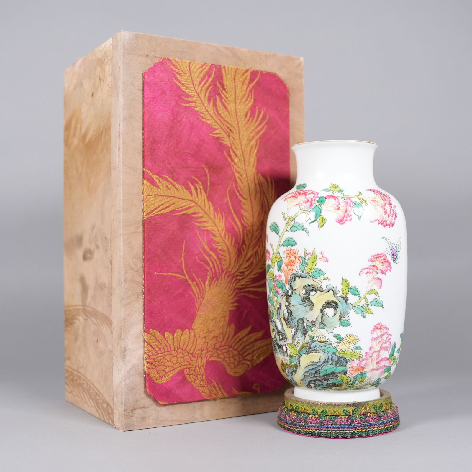 Chinese fine floral vase with heavy box (1 of 7)
